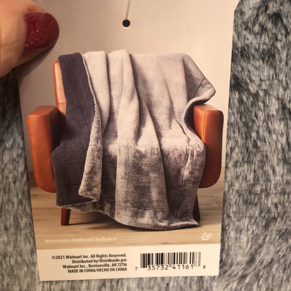 NWT Gray Snow Faux Fur Sherpa Throw; Nonsmoking home - Picture 3 of 4